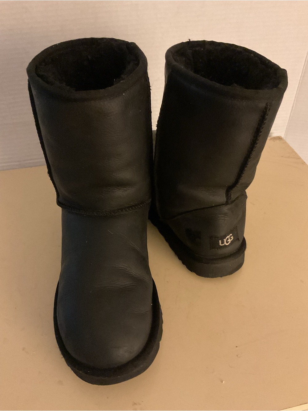 UGG women black leather short Classic boots US 8